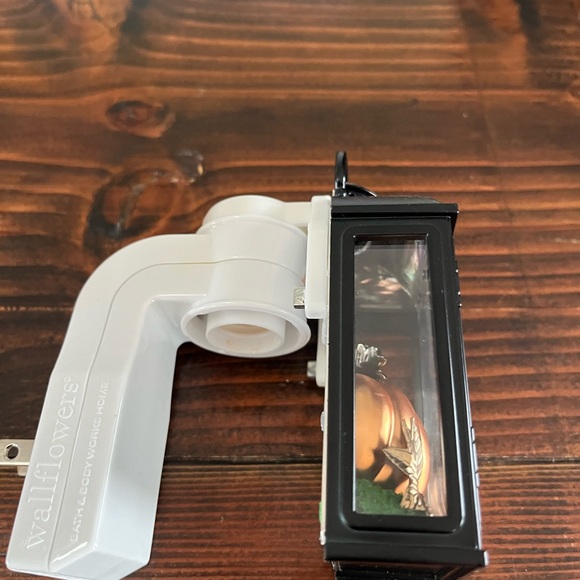 (2) Fall themed Bath and Bodywork’s note light wallflowers - Picture 3 of 4